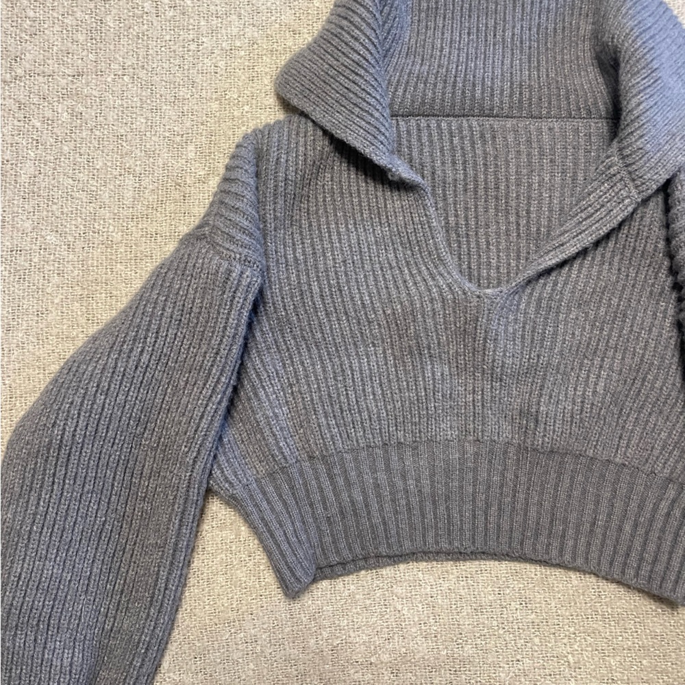 Collared cropped knit sweater.